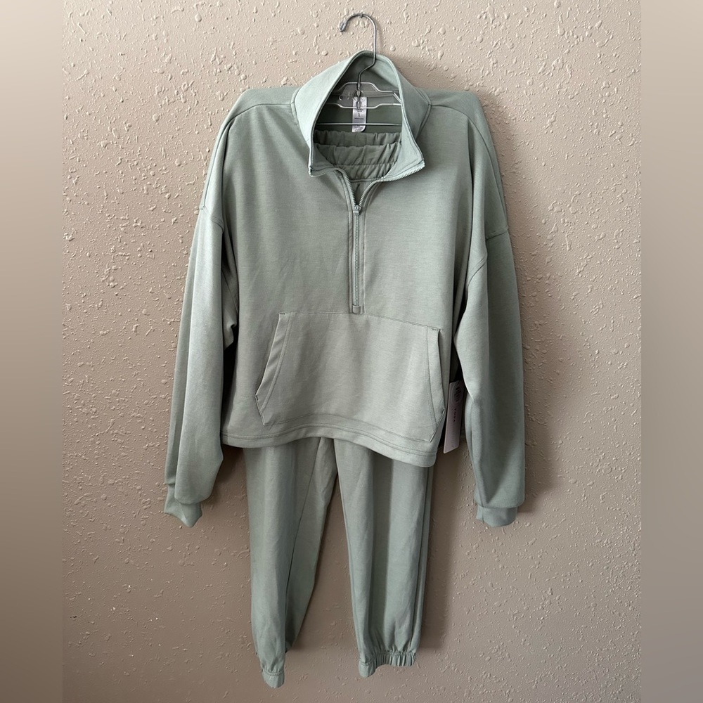 NWT yogalicious nadia half zip crop pullover jogger set size large.